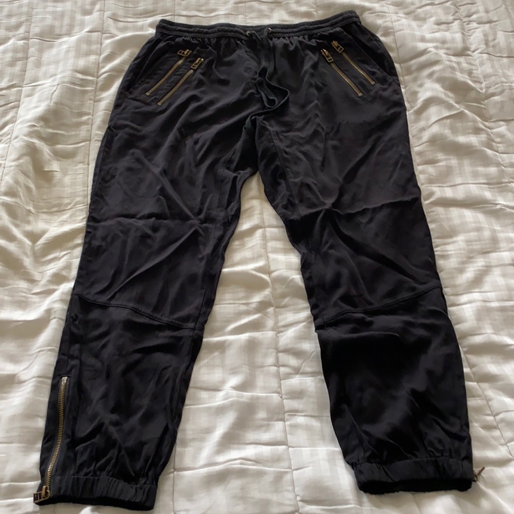 Vestique Black Joggers